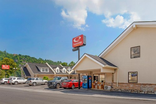 Econo Lodge Inn & Suites at the Convention Center - image 26
