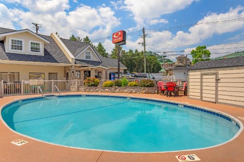 Econo Lodge Inn & Suites at the Convention Center - image 28