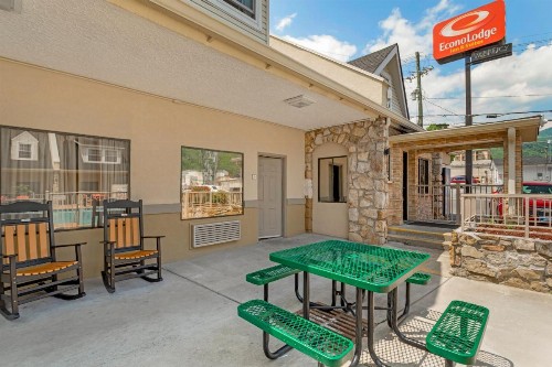 Econo Lodge Inn & Suites at the Convention Center - image 3