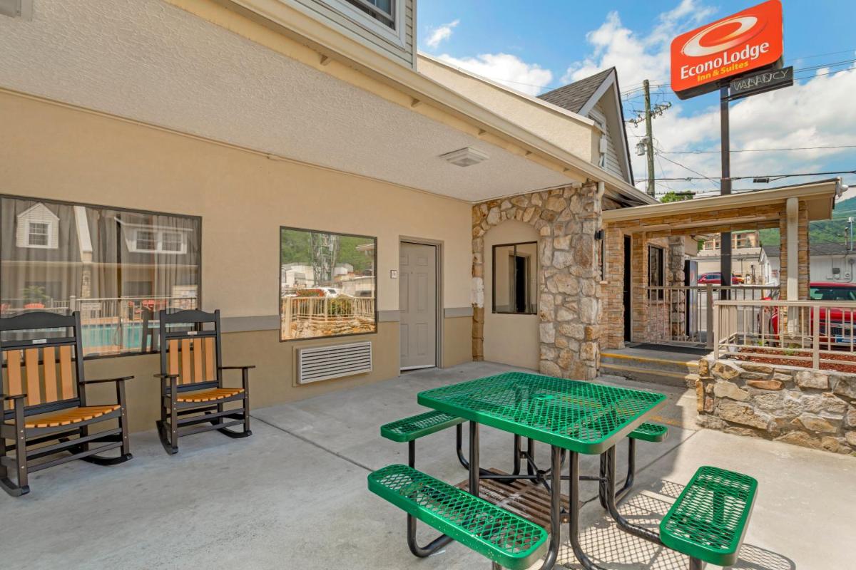 Econo Lodge Inn & Suites at the Convention Center - image 3