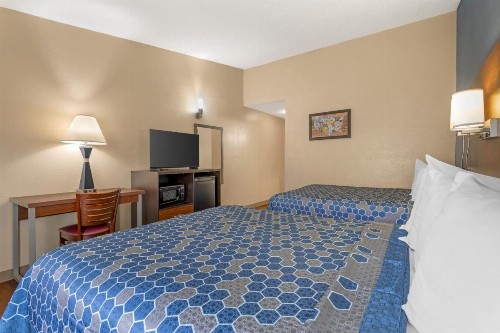 Econo Lodge Inn & Suites at the Convention Center - image 30