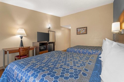 Econo Lodge Inn & Suites at the Convention Center - image 32