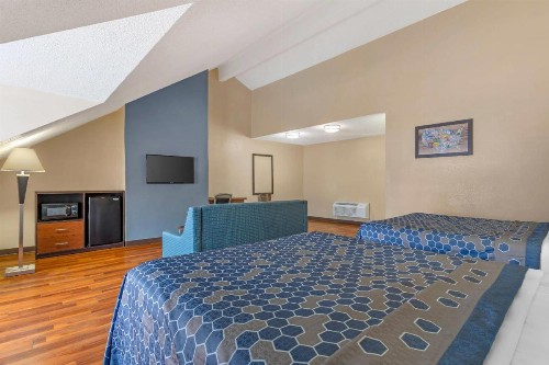 Econo Lodge Inn & Suites at the Convention Center - image 37