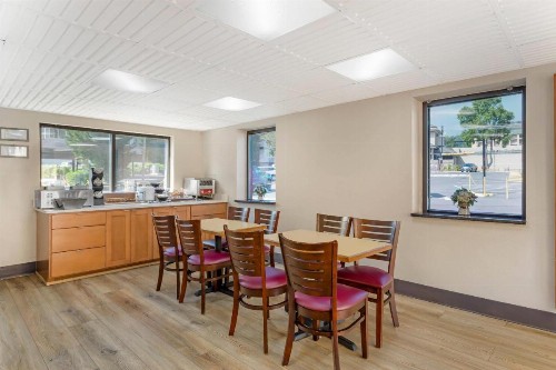 Econo Lodge Inn & Suites at the Convention Center - image 38