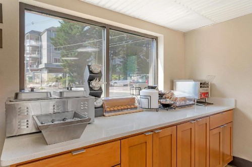 Econo Lodge Inn & Suites at the Convention Center - image 39