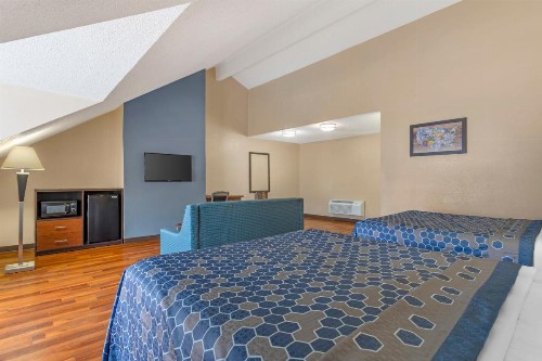 Econo Lodge Inn & Suites at the Convention Center - image 4