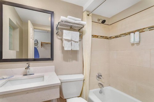 Econo Lodge Inn & Suites at the Convention Center - image 47