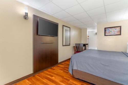 Econo Lodge Inn & Suites at the Convention Center - image 6