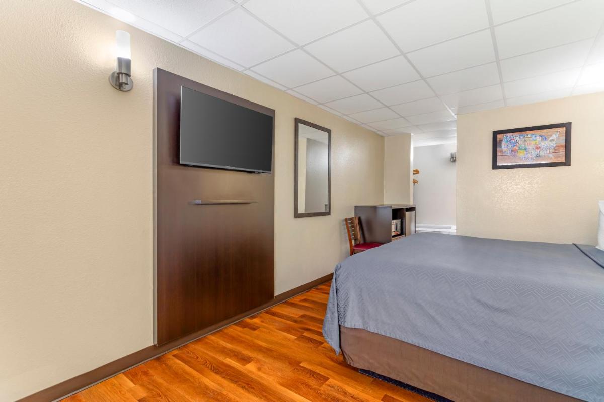 Econo Lodge Inn & Suites at the Convention Center - image 6
