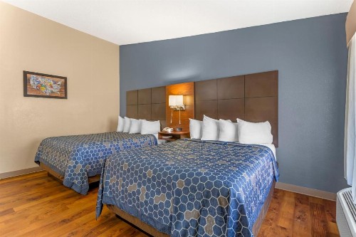 Econo Lodge Inn & Suites at the Convention Center - image 7