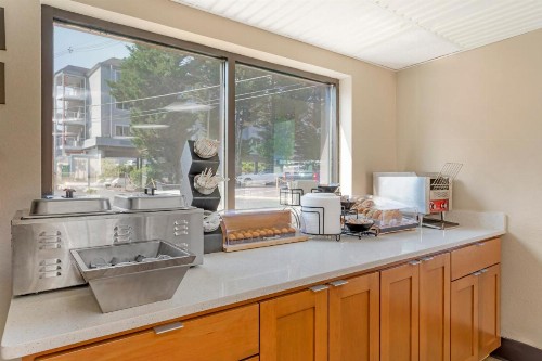 Econo Lodge Inn & Suites at the Convention Center - image 8