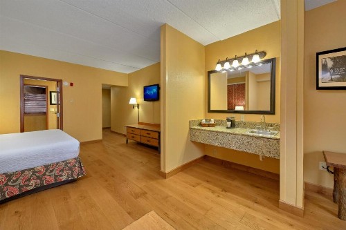 Bearskin Lodge on the River - image 6