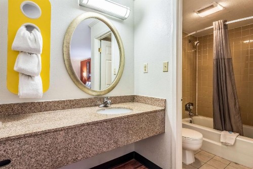 Motel 6-Gatlinburg TN - Smoky Mountains - image 3