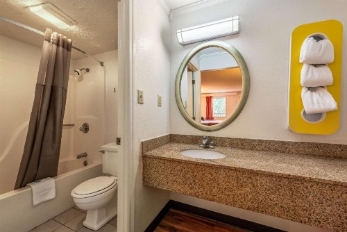 Motel 6-Gatlinburg TN - Smoky Mountains - image 5