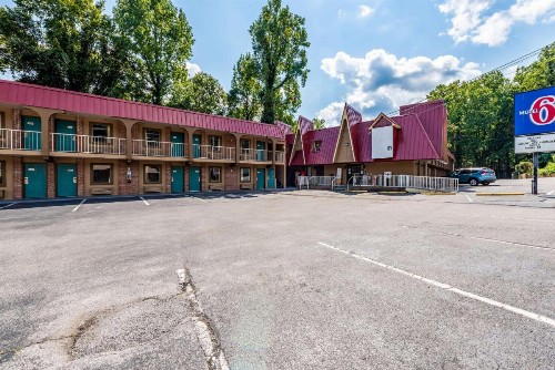 Motel 6-Gatlinburg TN - Smoky Mountains - image 6