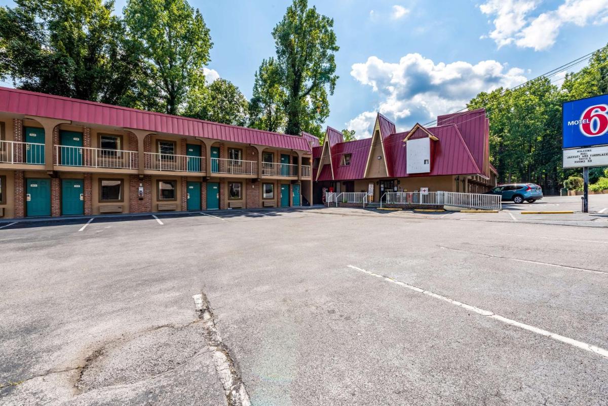 Motel 6-Gatlinburg TN - Smoky Mountains - image 6
