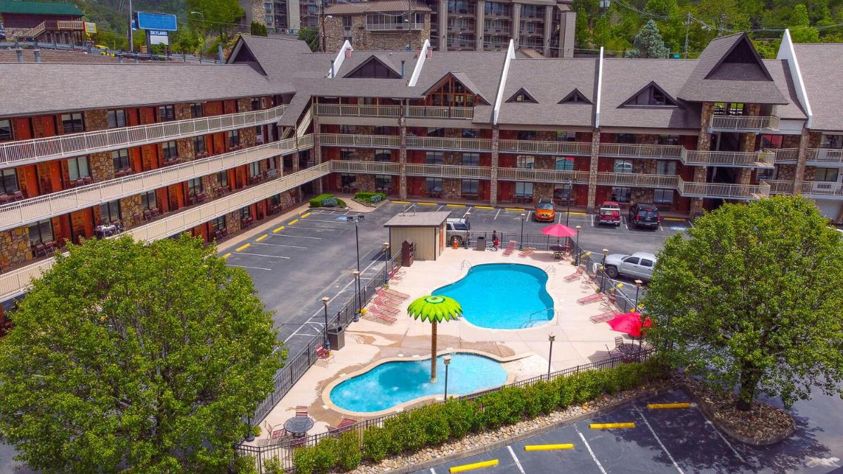 Crossroads Inn & Suites - main image