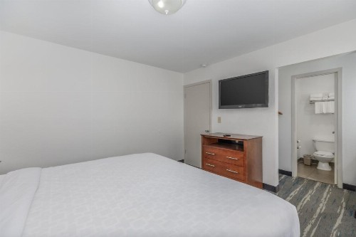 Crossroads Inn & Suites - image 17
