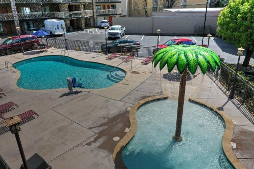 Crossroads Inn & Suites - image 18