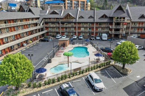 Crossroads Inn & Suites - image 2