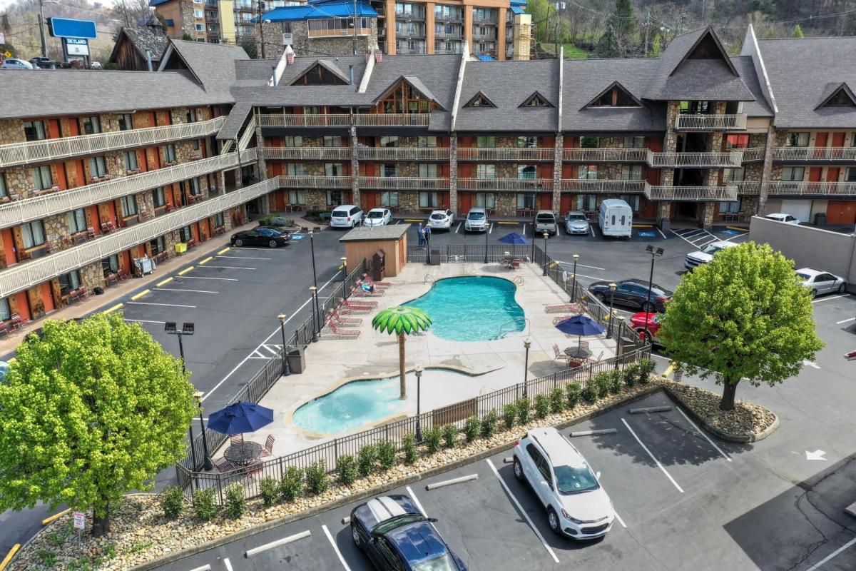 Crossroads Inn & Suites - image 2