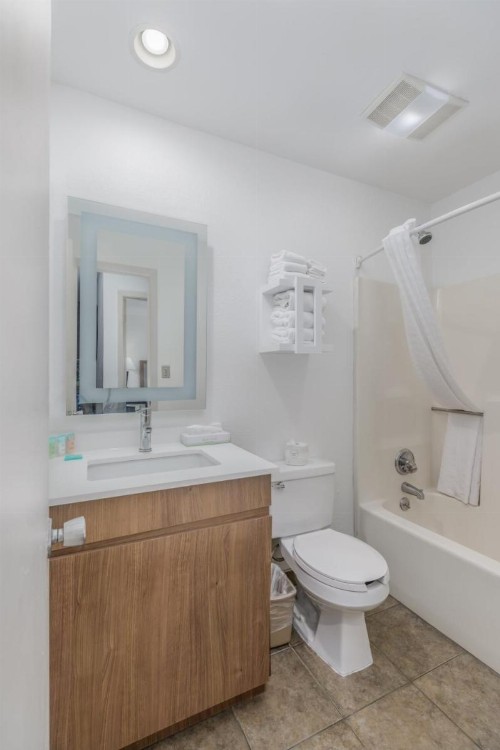 Crossroads Inn & Suites - image 3