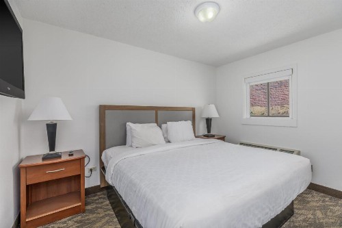Crossroads Inn & Suites - image 30