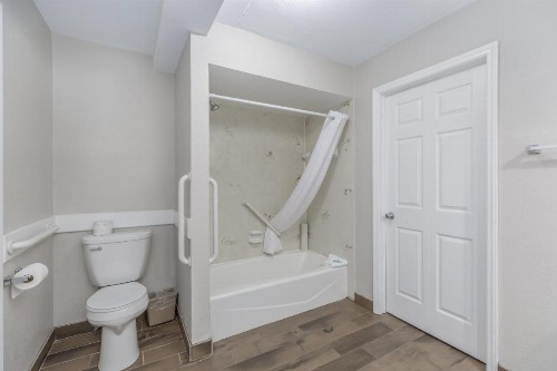 Crossroads Inn & Suites - image 34