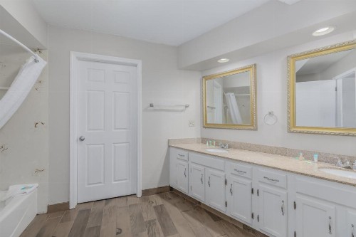 Crossroads Inn & Suites - image 39