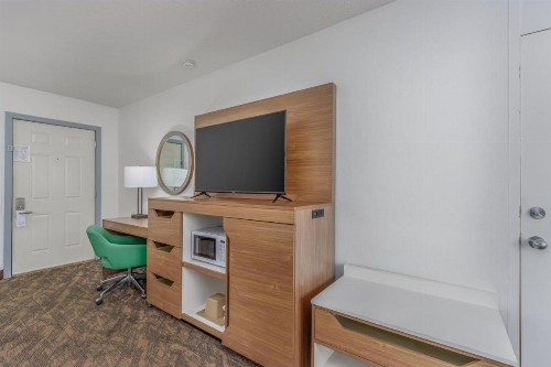 Crossroads Inn & Suites - image 47