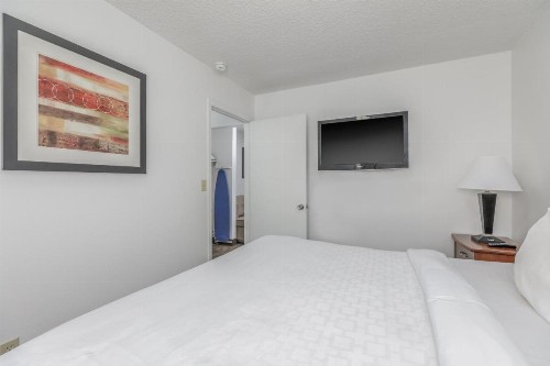 Crossroads Inn & Suites - image 5