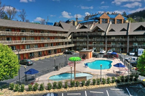 Crossroads Inn & Suites - image 8