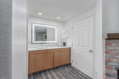 Crossroads Inn & Suites - image 9