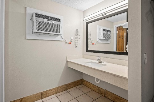 Country Town N' Suites - image 43