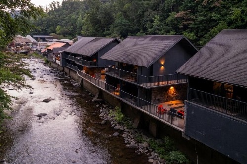 Rocky Waters Motor Inn - image 2