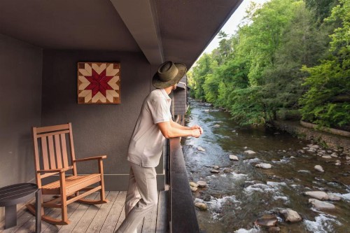 Rocky Waters Motor Inn - image 37
