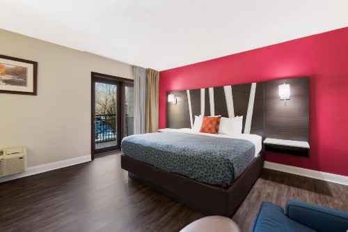 Econo Lodge Inn & Suites on the River - image 10