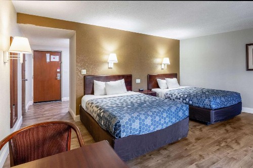 Econo Lodge Inn & Suites on the River - image 11