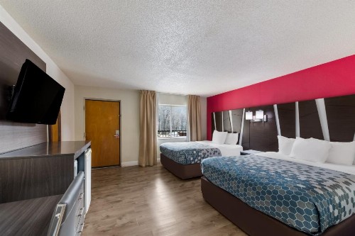Econo Lodge Inn & Suites on the River - image 14