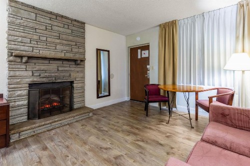 Econo Lodge Inn & Suites on the River - image 16
