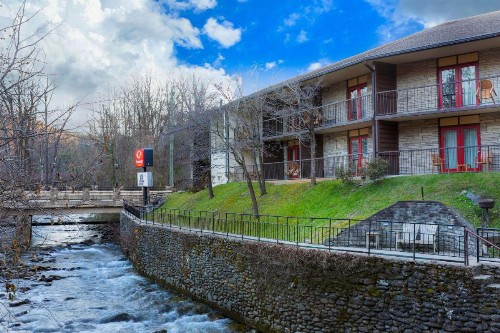 Econo Lodge Inn & Suites on the River - image 17