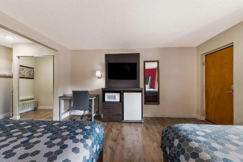 Econo Lodge Inn & Suites on the River - image 18