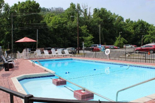 Econo Lodge Inn & Suites on the River - image 21