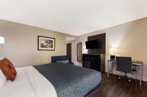 Econo Lodge Inn & Suites on the River - image 22