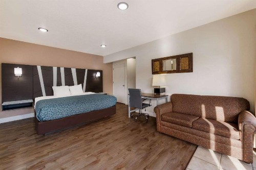 Econo Lodge Inn & Suites on the River - image 24