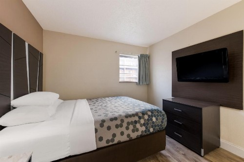 Econo Lodge Inn & Suites on the River - image 25