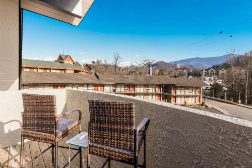 Econo Lodge Inn & Suites on the River - image 27