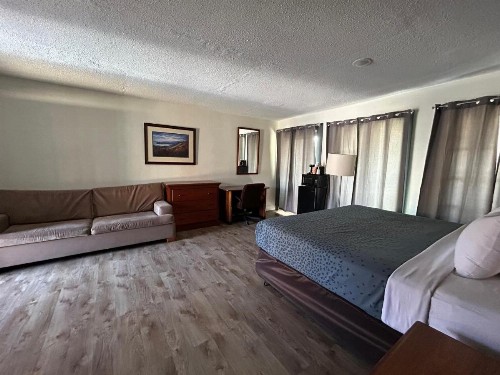 Econo Lodge Inn & Suites on the River - image 29