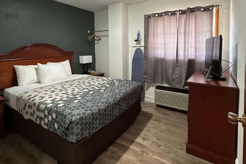 Econo Lodge Inn & Suites on the River - image 31