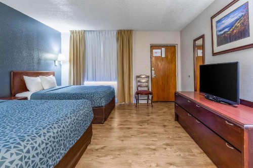 Econo Lodge Inn & Suites on the River - image 32